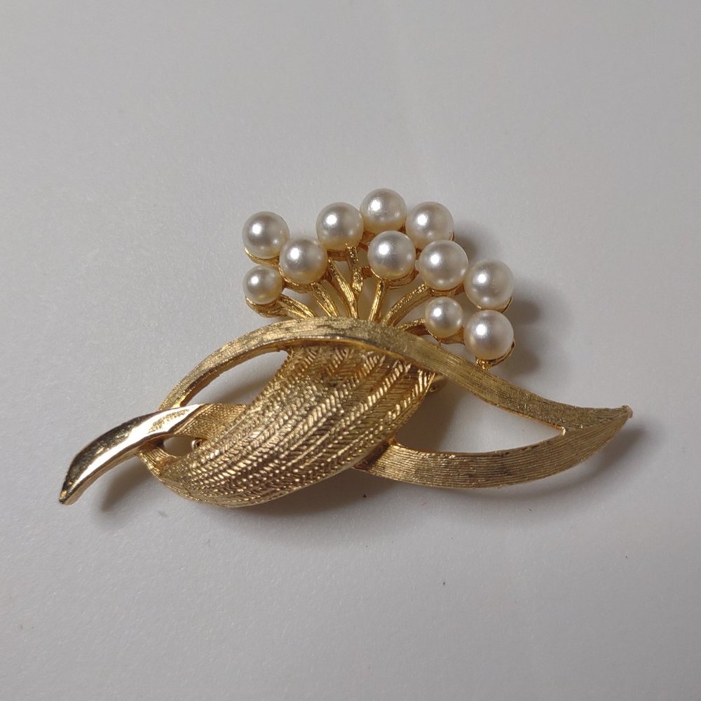 Cute Gold Tone Metal And Faux Pearl Leaf And Flower Brooch